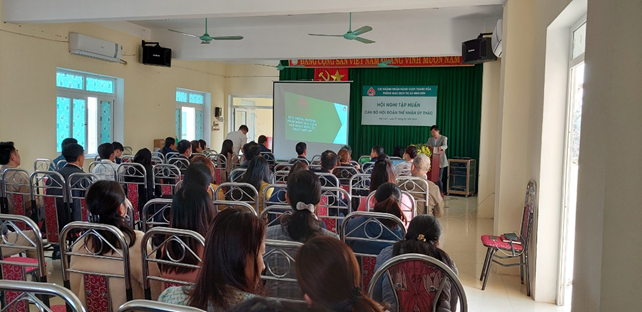 Đồng chí Phạm Văn Tuấn – Phó Giám đốc NHCSXH thị xã Nghi Sơn truyền đạt một số điểm mới tại Hội nghị tập huấn.