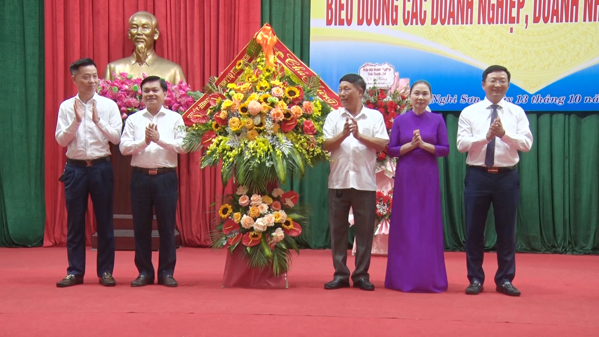 Các đồng chí Thường trực Thị ủy Nghi Sơn tặng hoa chúc mừng doanh nghiệp, doanh nhân trên địa bàn thị xã Nghi Sơn.