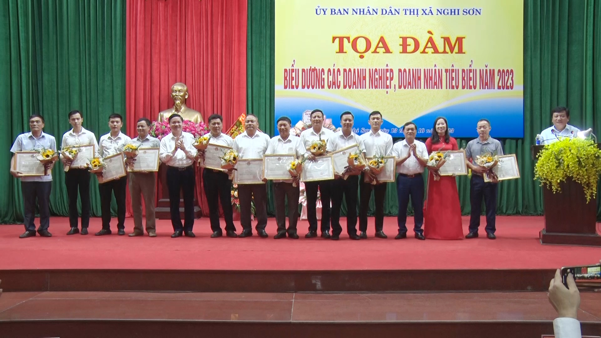 Các đồng chí Lãnh đạo thị xã trao Giấy khen cho các doanh nhân.