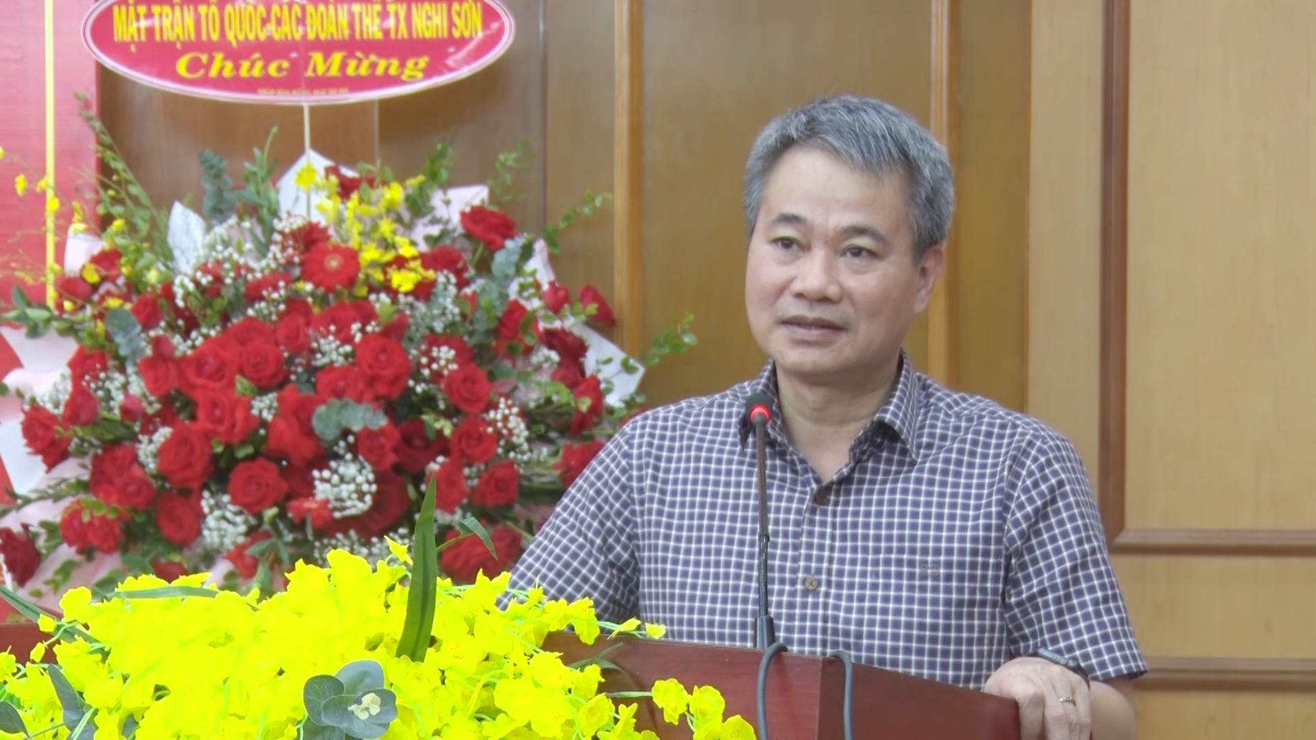 Đồng chí Trịnh Xuân Phú - Tỉnh ủy viên, Bí thư Thị ủy, Chủ tịch HĐND thị xã phát biểu tại buổi Tọa đàm.
