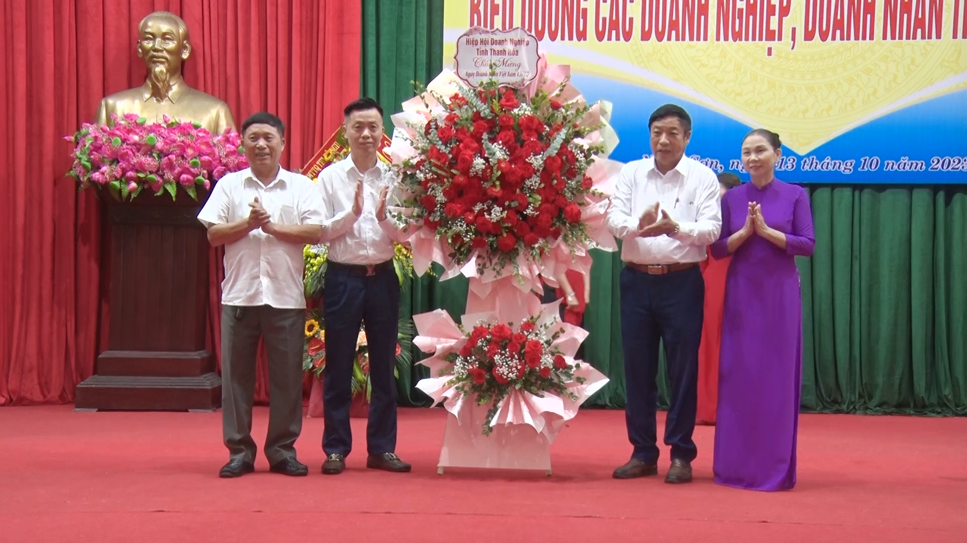 Hiệp hội Doanh nghiệp tỉnh Thanh Hóa tặng hoa chúc mừng các doanh nghiệp, doanh nhân trên địa bàn thị xã Nghi Sơn năm 2023.