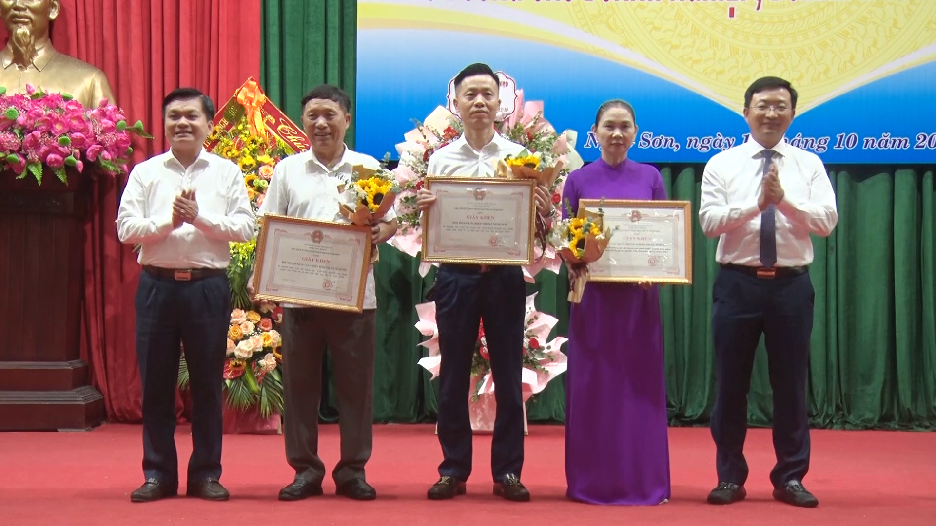 Các đồng chí Thường trực Thị ủy Nghi Sơn trao Giấy khen cho 3 tập thể.
