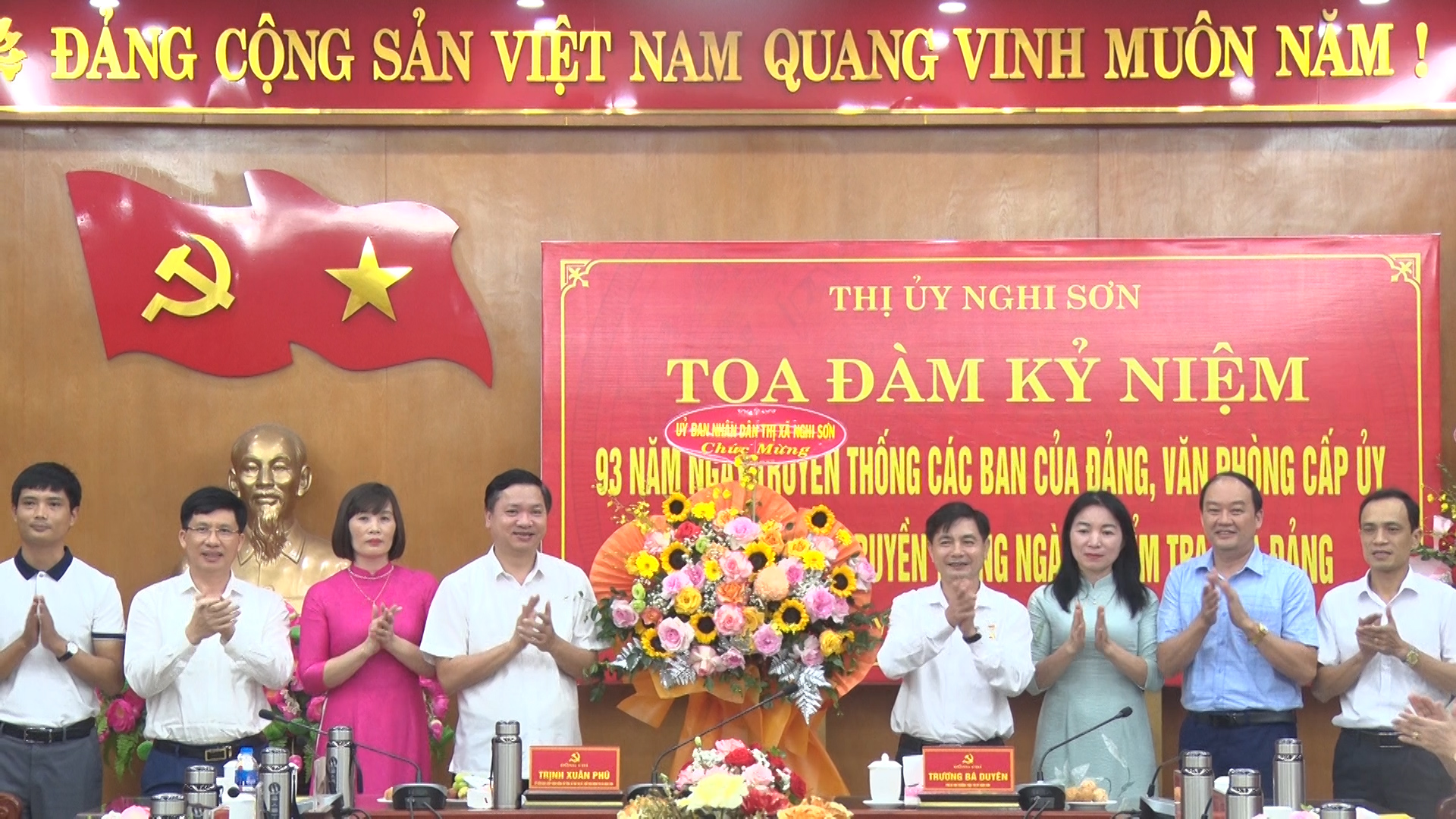 Lãnh đạo UBND thị xã Nghi Sơn tặng hoa chúc mừng các ban xây dựng Đảng, Ủy ban Kiểm tra và Văn phòng cấp ủy.