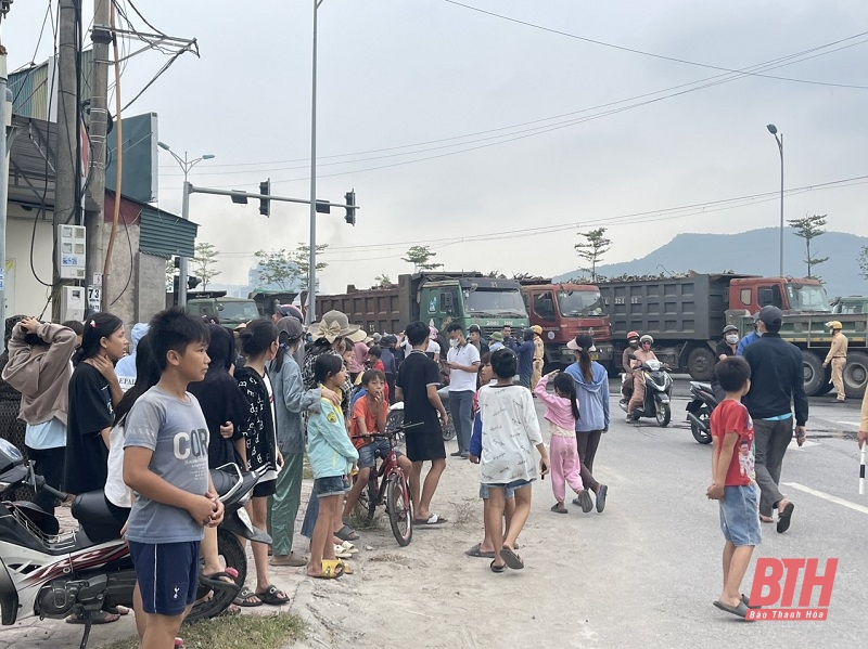 Các đối tượng gây cản trở, ách tắc giao thông nghiêm trọng trên dọc tuyến đường tỉnh lộ 513 kéo dài khoảng 1km.