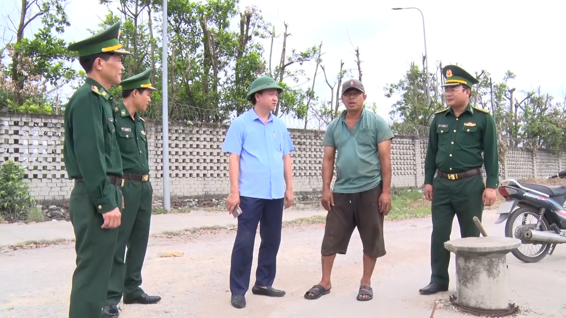 Lãnh đạo thị xã Nghi Sơn và cán bộ, chiến sĩ Ban Chỉ huy biên phòng Cửa khẩu Cảng Nghi Sơn tuyên truyền đến ngư dân xã Hải Hà ý nghĩa của dự án.