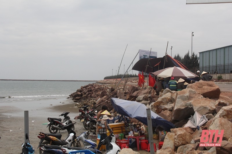 Một số người dân tụ tập tại khu vực sẽ triển khai dự án chiều ngày 20/10/2023.
