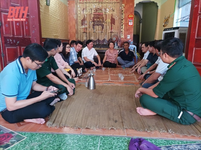 Lãnh đạo thị xã Nghi Sơn và Công ty TNHH Long Sơn thăm hỏi gia đình có người gặp nạn trên biển tại thôn Hà Trung, xã Hải Hà.