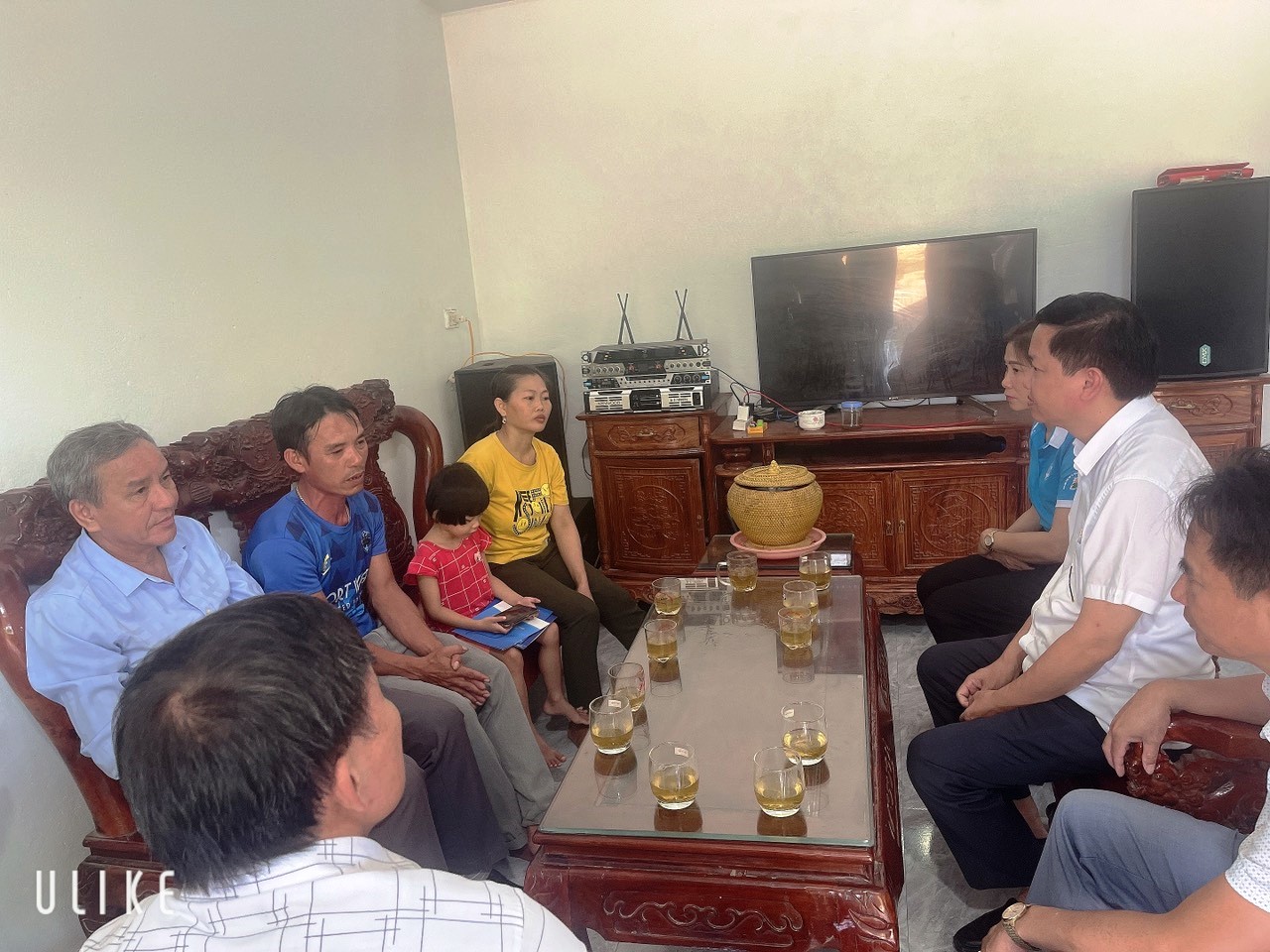 Đồng chí Mai Sỹ Lân - Phó Chủ tịch UBND thị xã cùng các ngành, đoàn thể và Lãnh đạo UBND xã Phú Lâm thăm hỏi, động viên cháu Dương Ngọc Ánh.