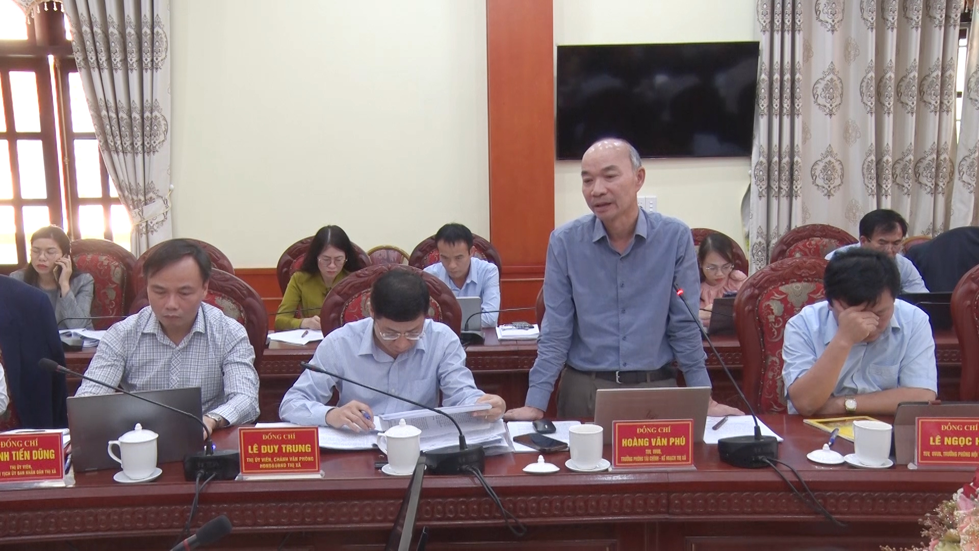 Các đại biểu thảo luận về tình hình kinh tế, xã hội năm 2023, nhiệm vụ năm 2024