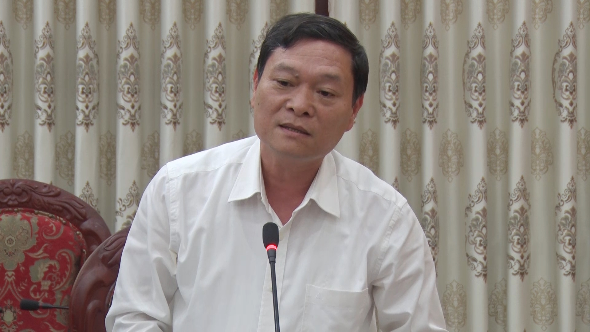 Đồng chí Nguyễn Quốc Đạt, Phó Chủ tịch HĐND thị xã phát biểu tại hội nghị