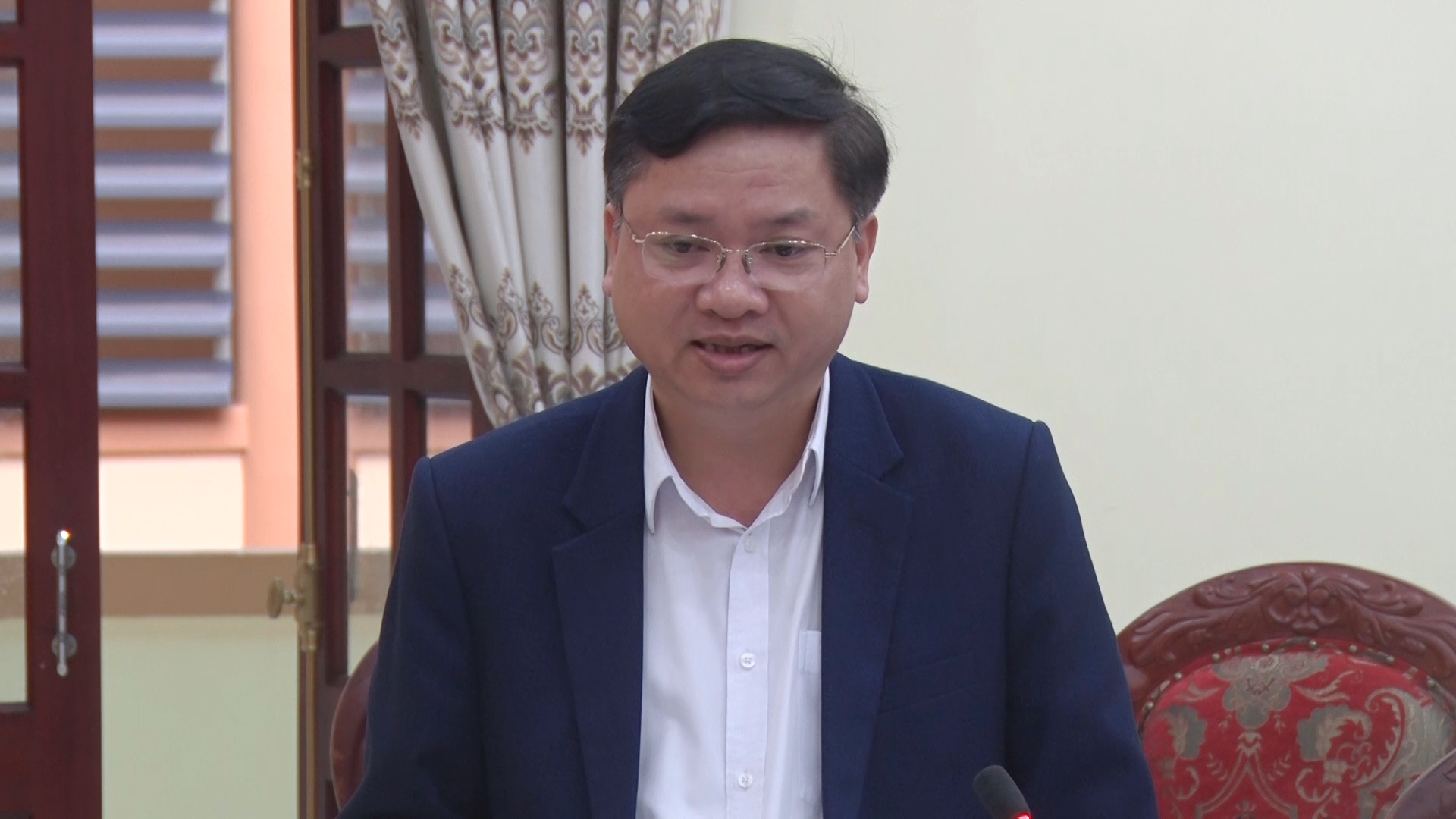 Đồng chí Mai Sỹ Lân, Phó Chủ tịch UBND thị xã phát biểu tại hội nghị