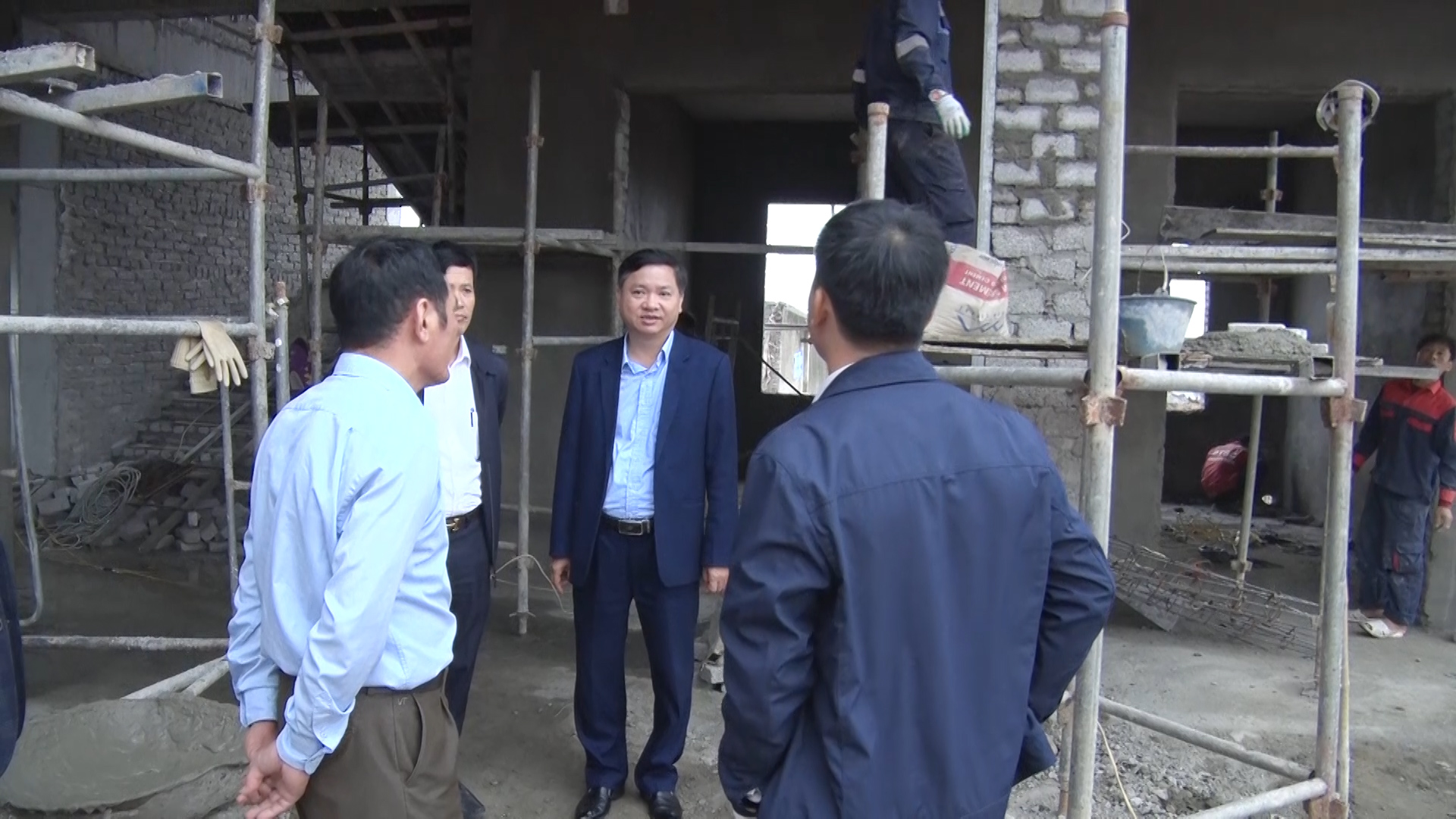 Đồng chí Mai Sỹ Lân, Phó Chủ tịch UBND thị xã kiểm tra tiến độ xây dựng Trạm y tế xã Nghi Sơn