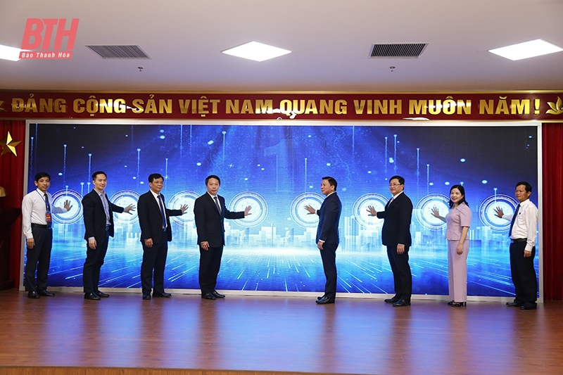 Các đồng chí: Đỗ Trọng Hưng, Ủy viên Trung ương Đảng, Bí thư Tỉnh ủy, Chủ tịch HĐND tỉnh; Nguyễn Huy Dũng, Ủy viên Ban Cán sự Đảng, Thứ trưởng Bộ Thông tin và Truyền thông, Ủy viên Ủy ban Quốc gia về chuyển đổi số; cùng các đại biểu làm thủ tục chính thức khai trương Cổng dữ liệu mở tỉnh Thanh Hóa, App Thanh Hóa - S.