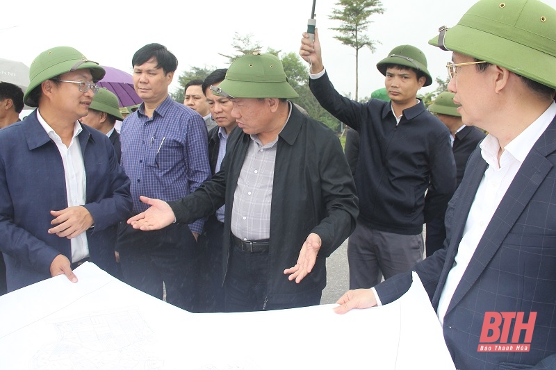 Đoàn công tác khảo sát, kiểm tra thực địa vị trí đề xuất mặt bằng đấu giá để tạo nguồn vốn đối ứng thực hiện Dự án Phát triển tổng hợp các đô thị động lực - Tiểu dự án đô thị Tĩnh Gia.