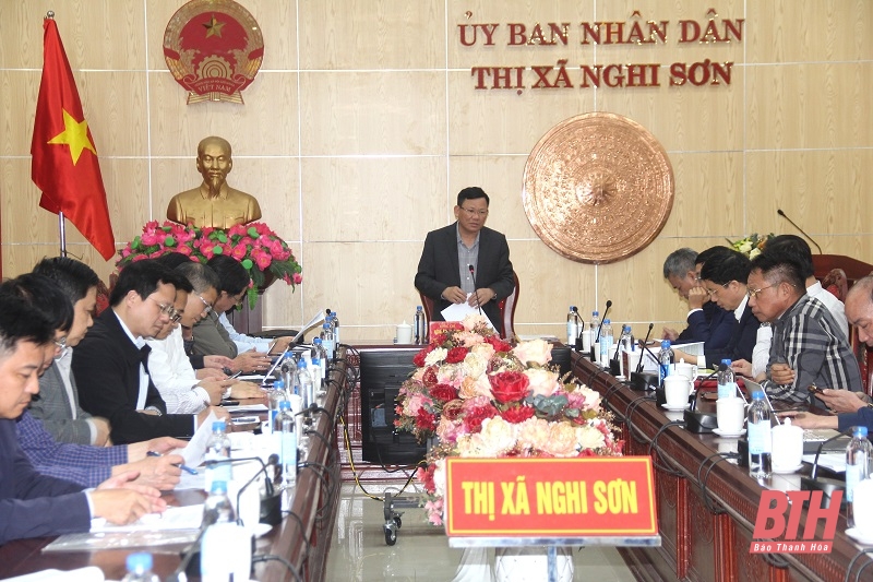Phó Chủ tịch Thường trực UBND tỉnh Nguyễn Văn Thi chủ trì buổi làm việc tại UBND thị xã Nghi Sơn.