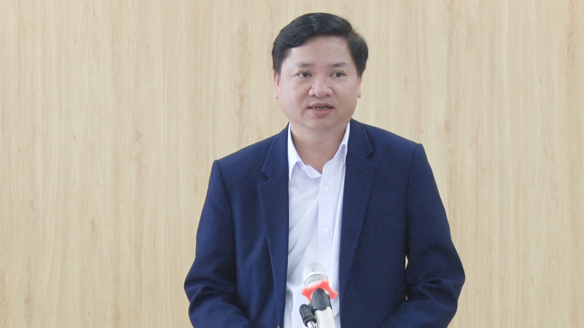 Đồng chí Mai Sỹ Lân, Phó Chủ tịch UBND thị xã chủ trì hội nghị tại phường Hải Lĩnh