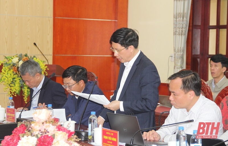 Phó Chủ tịch UBND thị xã Nghi Sơn Phạm Văn Nhiệm báo cáo tiến độ đầu tư các khu TĐC.