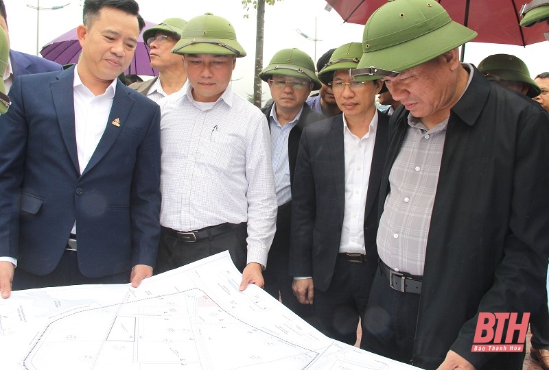 Đoàn công tác khảo sát mặt bằng Dự án xây dựng hạ tầng kỹ thuật khu TĐC phục vụ di dân xã Hải Hà.