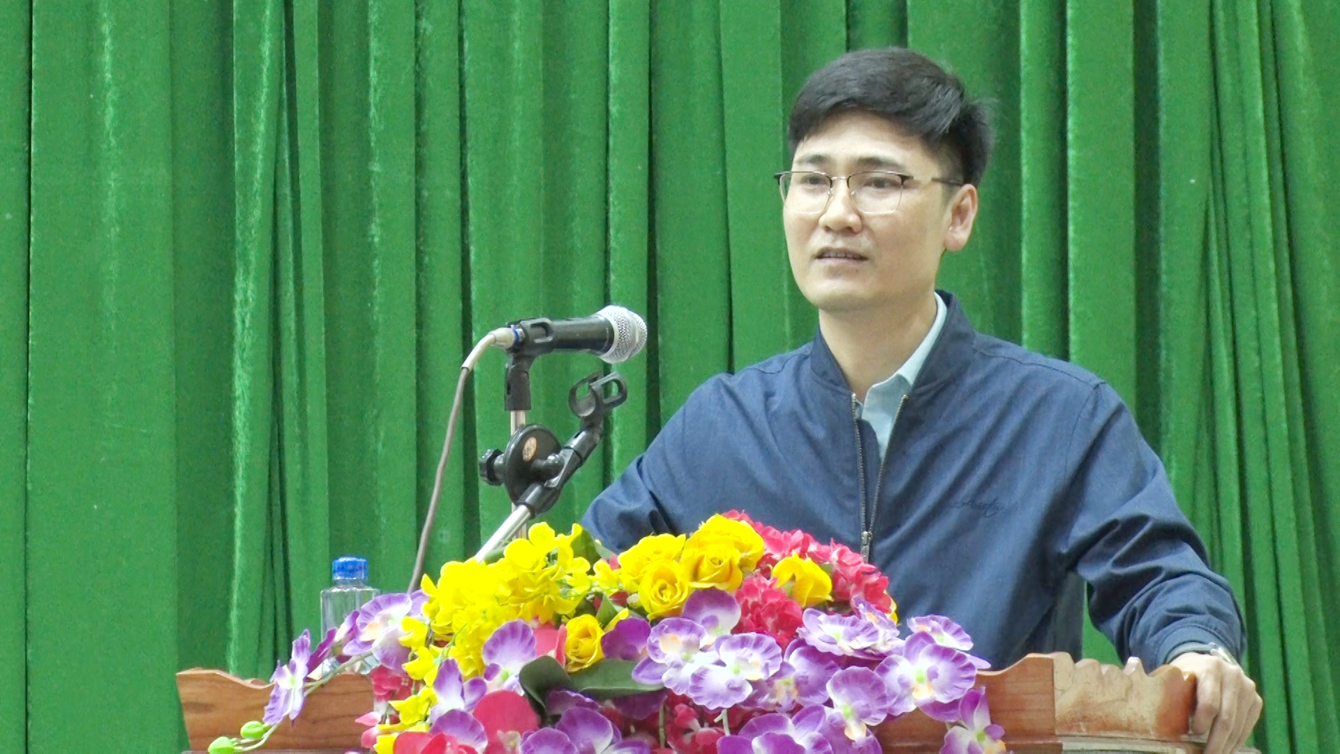 Lãnh đạo phòng Tài Nguyên và Môi trường phát biểu thảo luận tại hội nghị làm với với phường Tân Dân