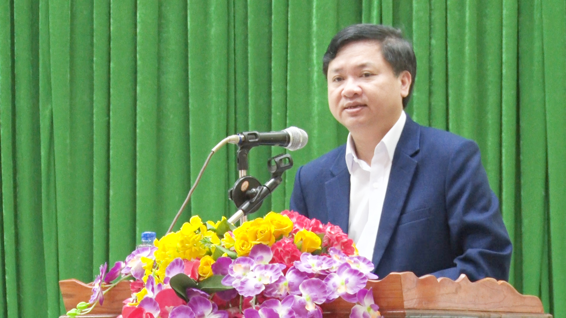 Đồng chí Mai Sỹ Lân, Phó Chủ tịch UBND thị xã chủ trì hội nghị tại phường Tân Dân