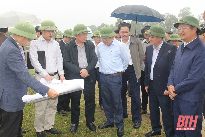 Đoàn công tác khảo sát mặt bằng thực hiện Dự án Nhà máy Cơ khí công nghệ cao Nghi Sơn
