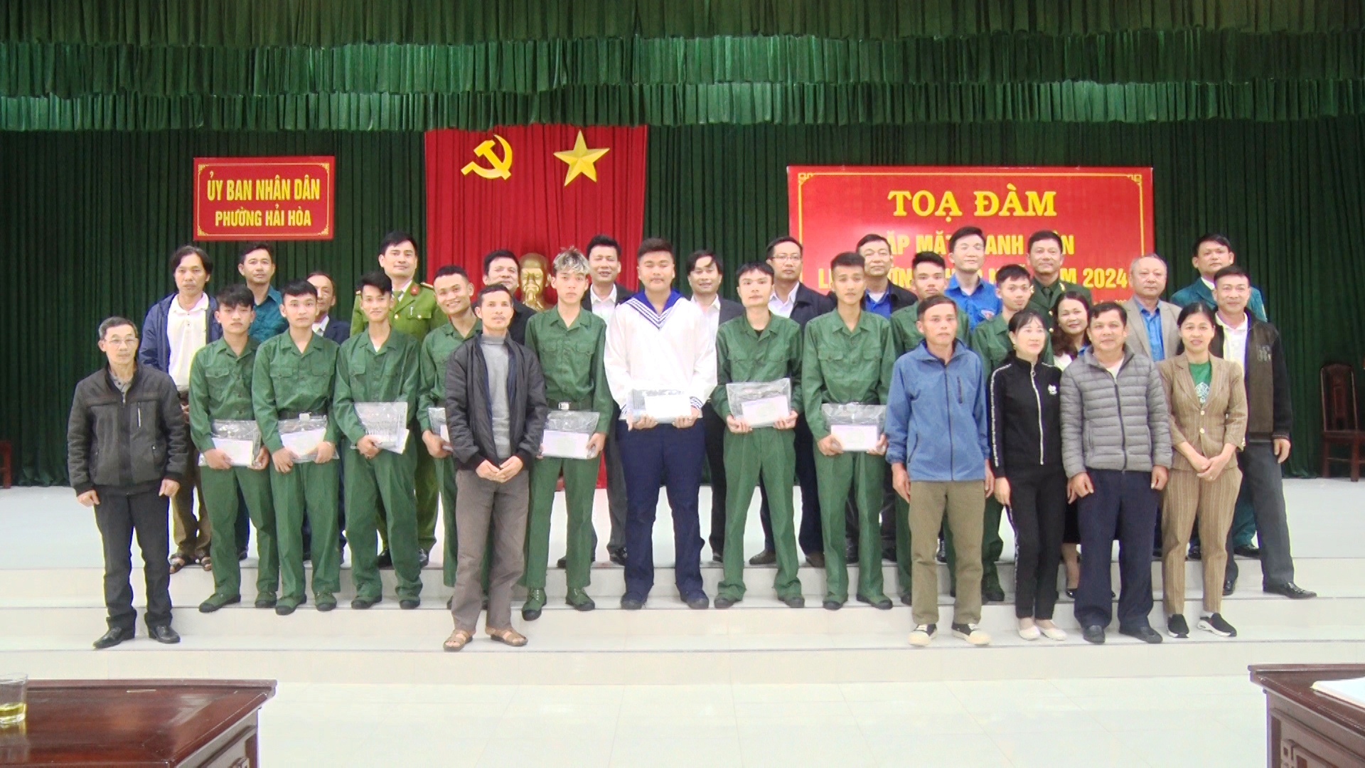 Phường Hải Hòa gặp mặt, trao quà cho thanh niên lên đường nhập ngũ