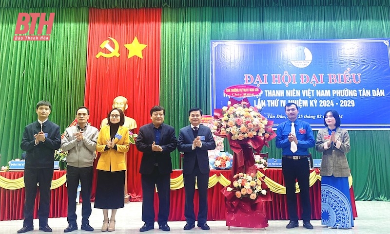 Đồng chí Trương Bá Duyên, Phó Bí thư Thường trực Thị ủy Nghi Sơn cùng đại diện lãnh đạo các ban, ngành thị xã tặng hoa chúc mừng đại hội