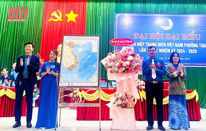 Ủy ban Hội LHTN thị xã tặng hoa và bản đồ Cuộc vận động một dải non sông, chúc mừng đại hội.