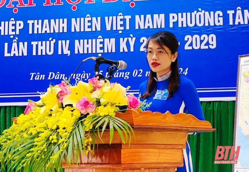 Đồng chí Trần Thị Ngọc Ánh, Bí thư Thị Đoàn, Chủ tịch Hội LHTN thị xã phát biểu chỉ đạo tại đại hội.