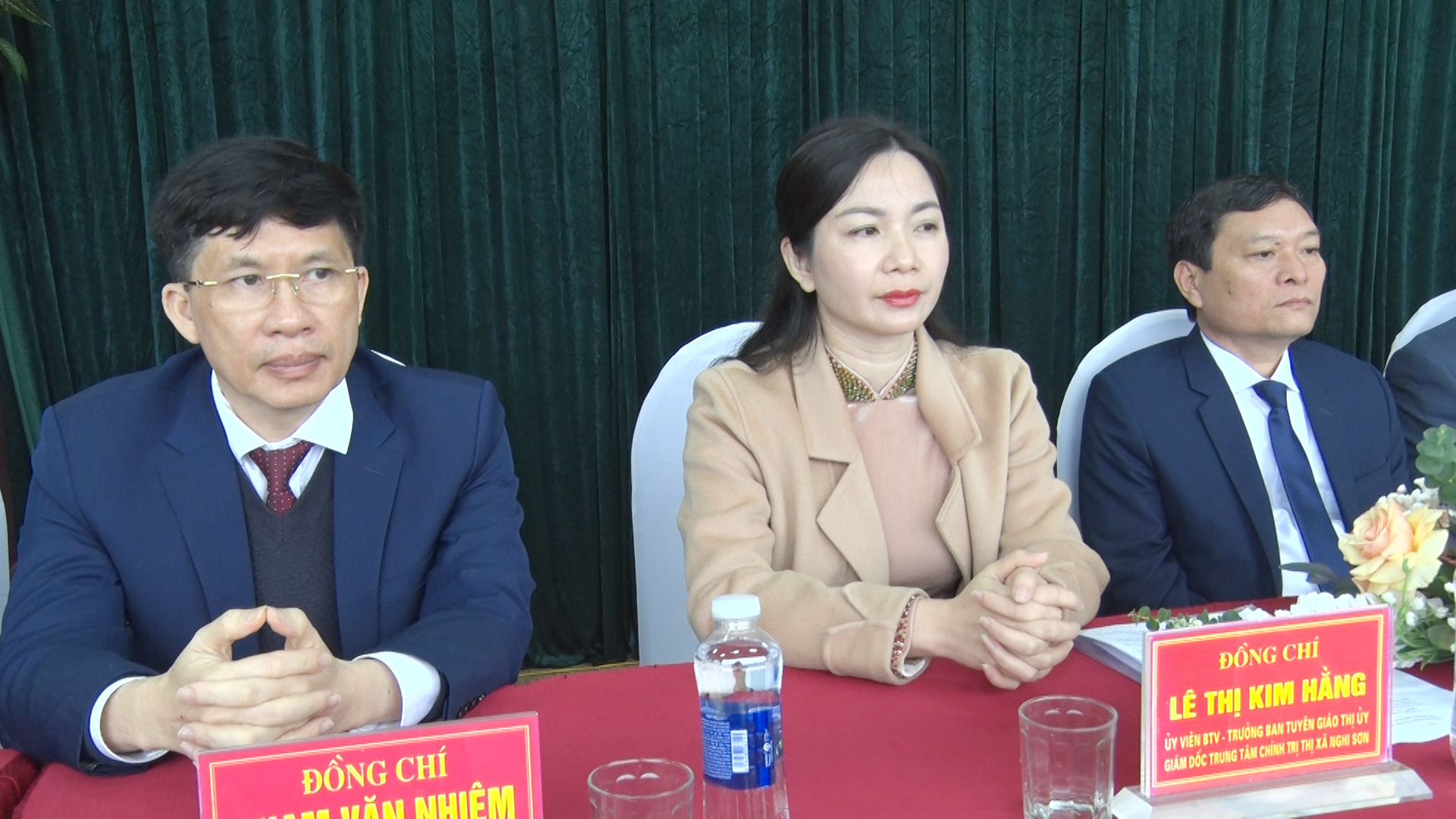 Đồng chí Phạm Văn Nhiệm, Phó Chủ tịch UBND thị xã; đồng chí Lê Thị Kim Hằng, Trưởng ban Tuyên giáo Thị ủy và đồng chí Nguyễn Quốc Đạt, Phó Chủ tịch HĐND thị xã dự lễ giao nhận quân