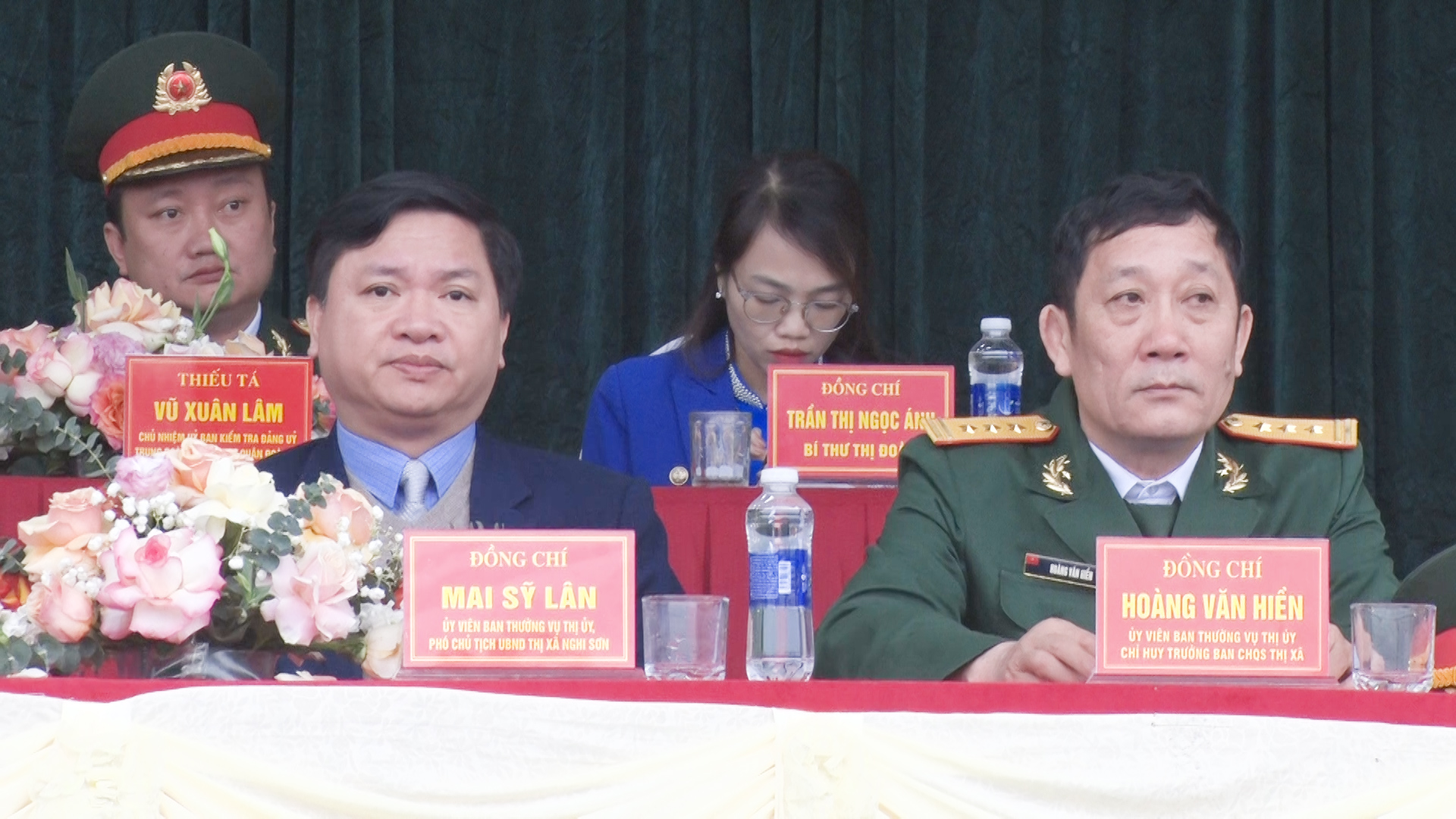 Đồng chí Mai Sỹ Lân, Phó Chủ tịch UBND thị xã và đồng chí Hoàng Văn Hiền, Chỉ huy trưởng Ban CHQS thị xã dự lễ giao nhận quân
