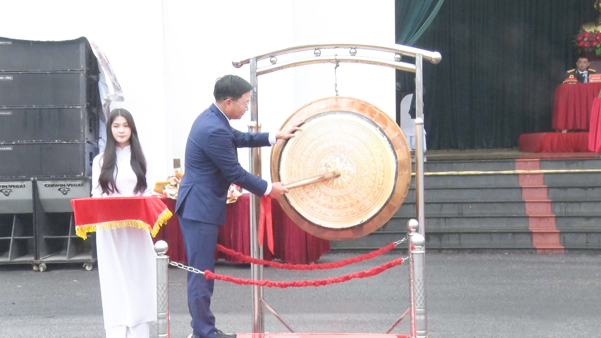 Đồng chí Nguyễn Thế Anh, Chủ tịch UBND thị xã, Chủ tịch Hội đồng Nghĩa vụ quân sự thị xã nổi hồi trống mở hội giao quân