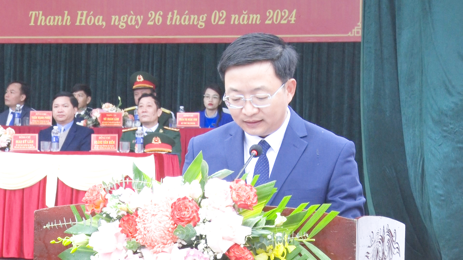Đồng chí Nguyễn Thế Anh, Chủ tịch UBND thị xã, Chủ tịch Hội đồng Nghĩa vụ Quân sự thị xã phát biểu tại lễ giao nhận quân