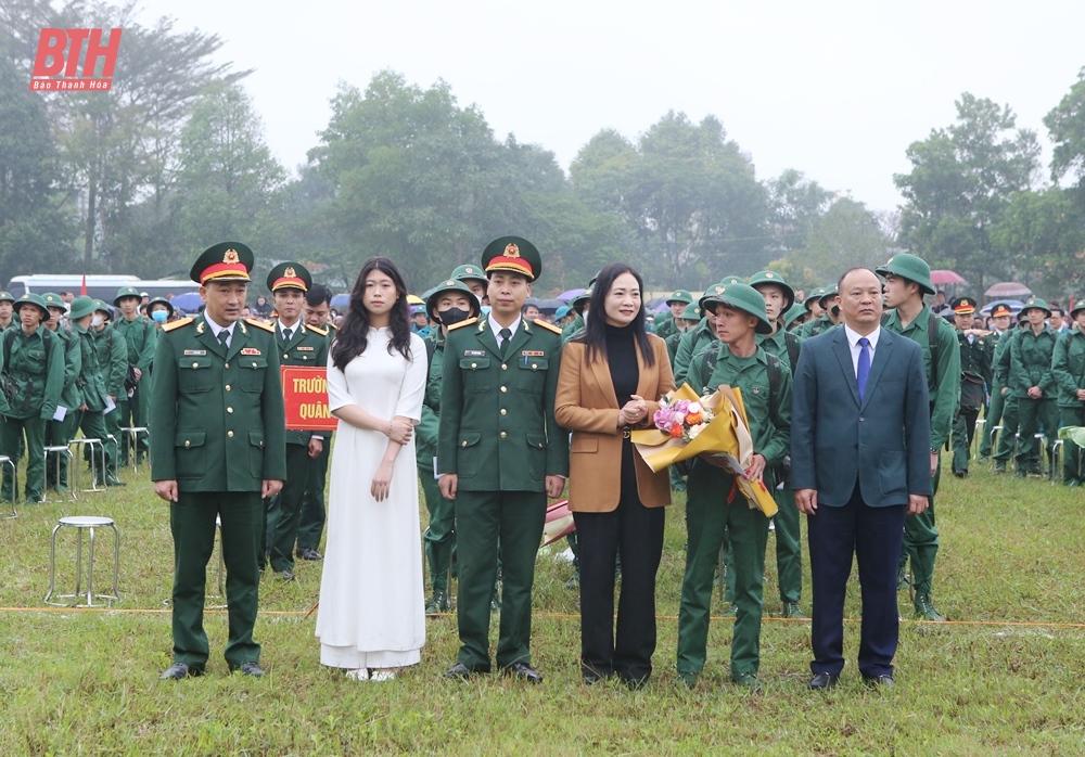 Đồng chí Vũ Thị Hương, Giám đốc Sở Lao động, Thương binh và Xã hội và đồng chí Đinh Văn Minh, Trưởng ban Tổ chức Thị ủy tặng hoa động viên chiến sĩ mới yên tâm lên đường nhập ngũ. (Ảnh Báo Thanh Hóa)