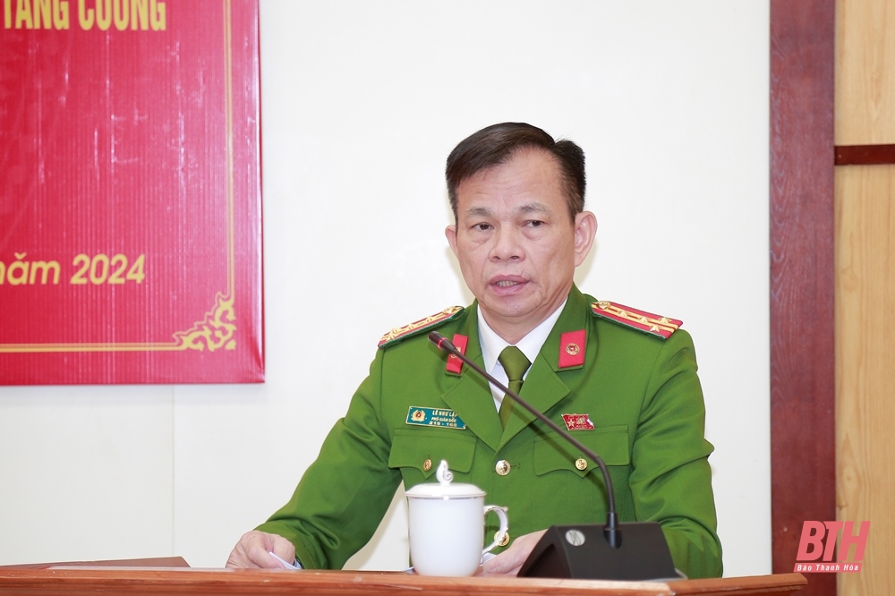Đại tá Lê Như Lập, Phó Giám đốc Công an tỉnh báo cáo tại hội nghị (Ảnh Báo Thanh Hóa)