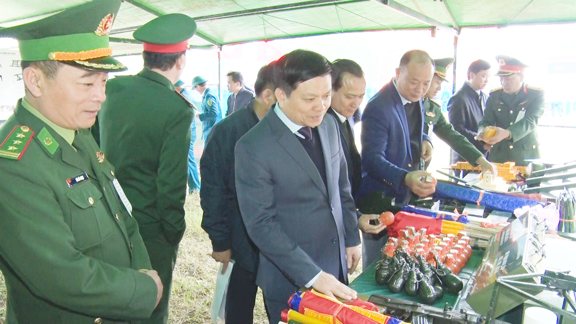 Đồng chí Trương Bá Duyên, Phó Bí thư Thường trực Thị ủy thăm quan mô hình học cụ huấn luyện của LLVT thị xã