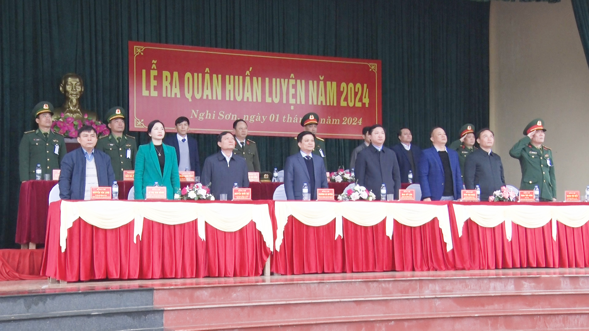 Các đồng chí lãnh đạo thị xã dự lễ ra quân huấn luyện