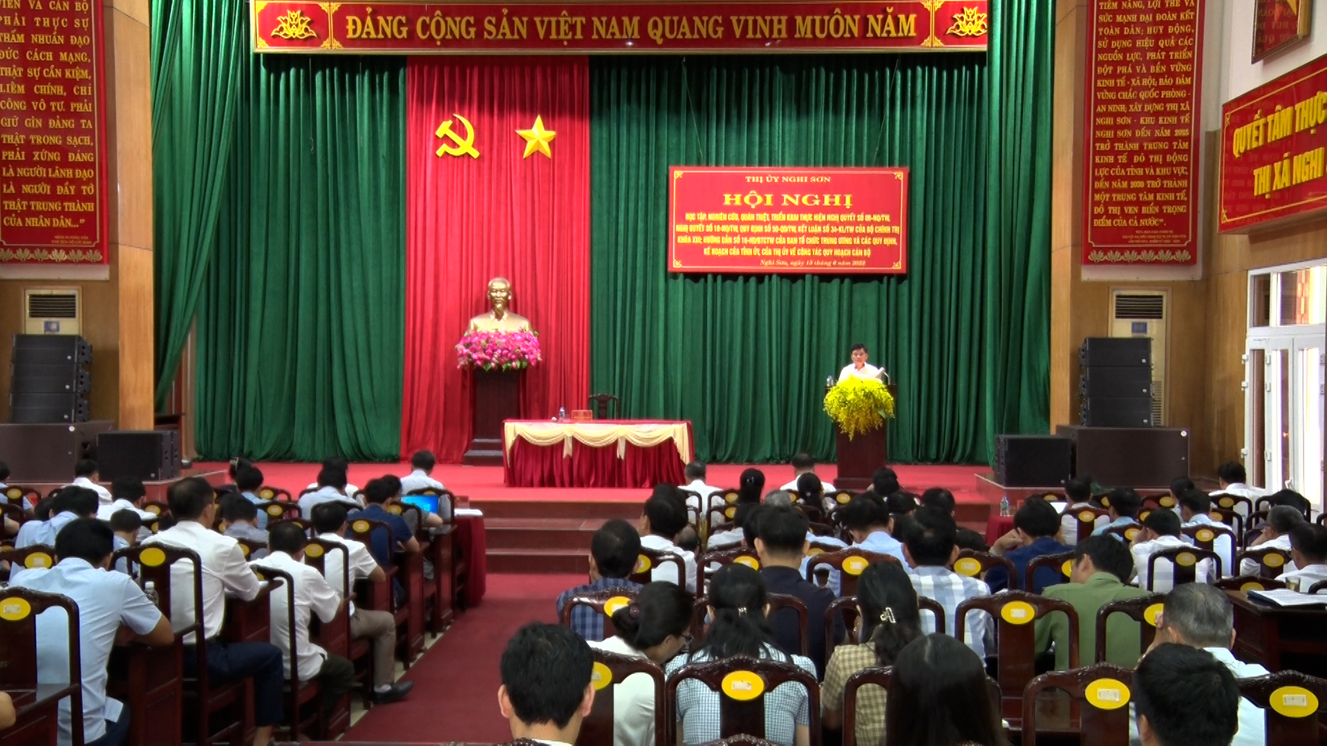 Đồng chí Trương Bá Duyên - Phó Bí thư Thường trự Thị ủy quán triệt triển khai một số nội dung tại Hội nghị.