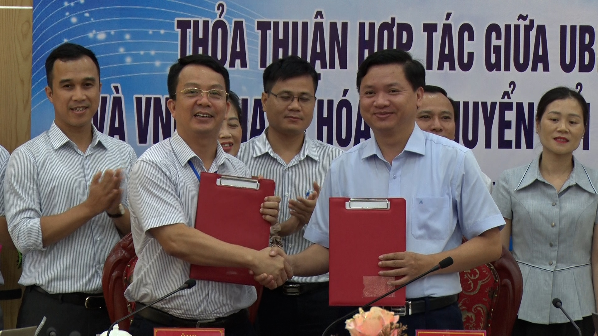 Đại diện Lãnh đạo UBND thị xã Nghi Sơn và Lãnh đạo VNPT Thanh Hóa đã ký kết thỏa thuận hợp tác về chuyển đổi số trên địa bàn thị xã Nghi Sơn giai đoạn 2022-2025.