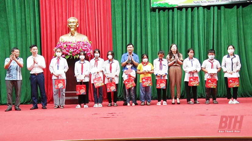 Các đơn vị tài trợ trao quà và học bổng cho học sinh.