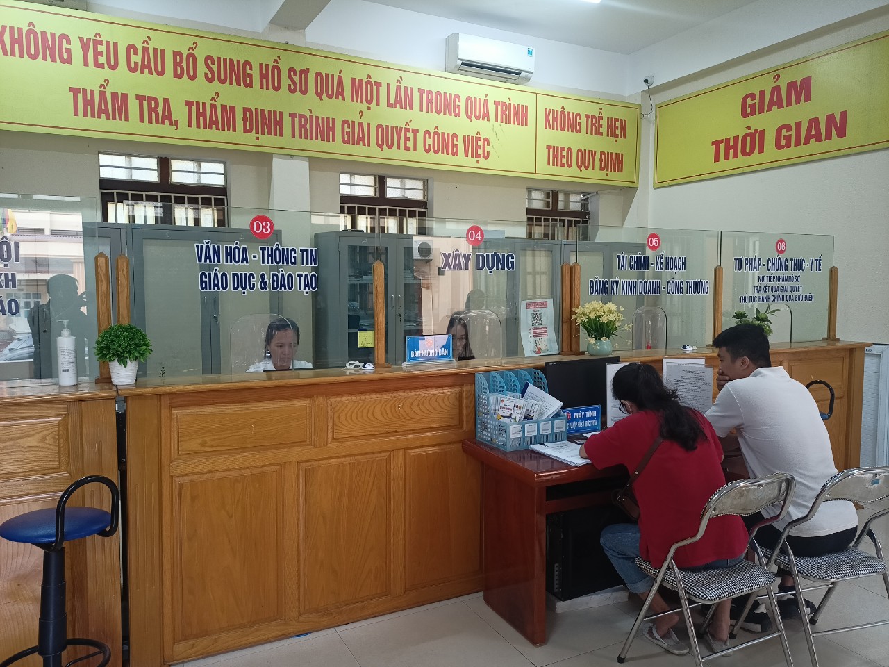 Bộ phận tiếp nhận và trả kết quả thủ tục hành chính thị xã Nghi Sơn.