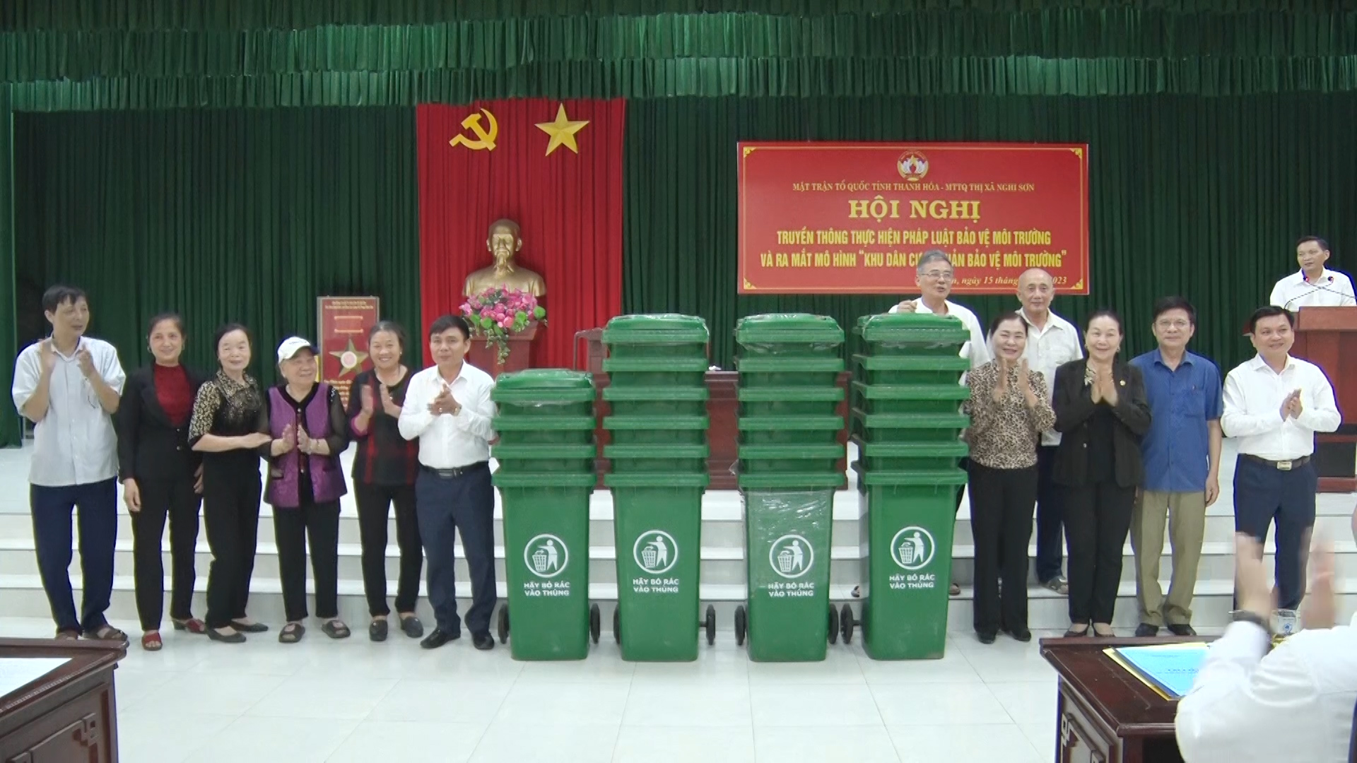 Ủy ban MTTQ thị xã Nghi Sơn trao thùng đựng rác cho tiểu khu 6, phường Hải Hòa.