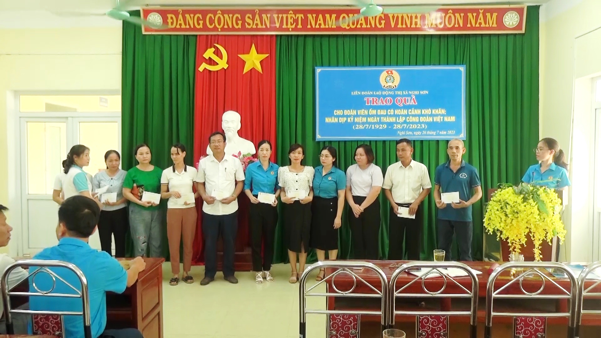 Hình anh tại buổi Lễ trao quà cho các công nhân có hoàn cảnh khó khăn.