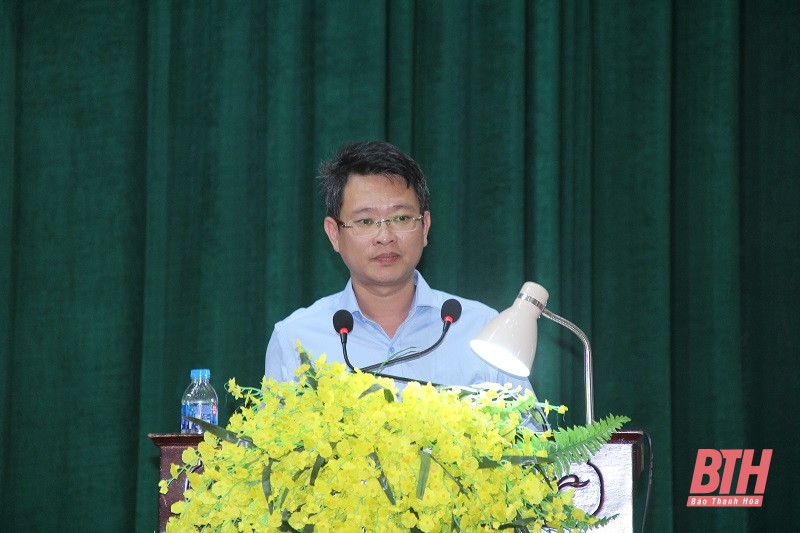 Báo cáo viên Sở Công Thương trình bày nội dung về quản lý bán hàng đa cấp tại địa phương.