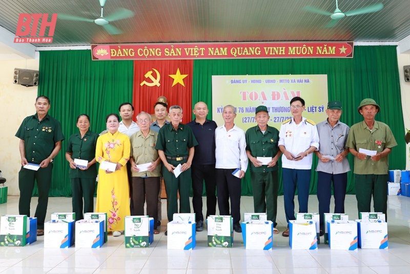 Công ty Nhiệt điện Nghi Sơn trao quà tặng cho các thương bệnh binh, bà mẹ Việt Nam anh hùng tại xã Hải Hà, thị xã Nghi Sơn.