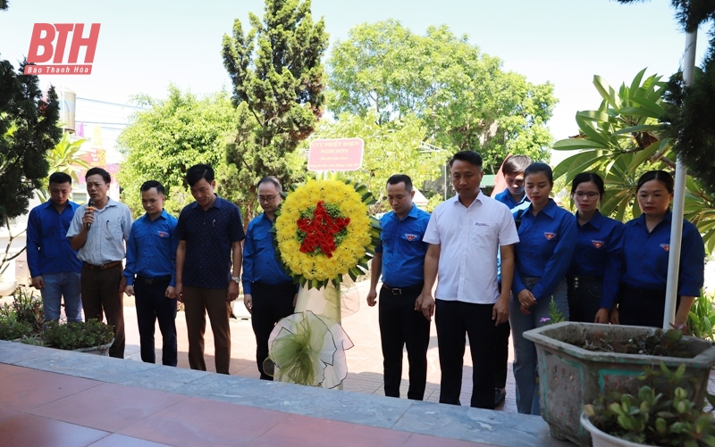 Công ty dâng hoa tại Đài tưởng niệm các Anh hùng liệt sĩ xã Hải Hà, thị xã Nghi Sơn.