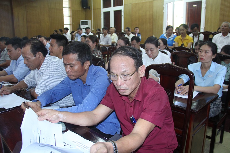 Các đại biểu tham khảo tài liệu.