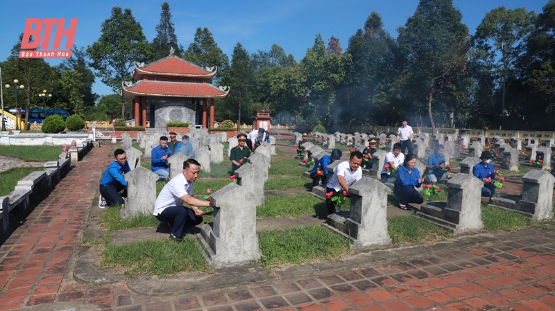 Cán bộ, nhân viên Công ty thắp hương tri ân các Anh hùng liệt sỹ tại Nghĩa trang liệt sỹ thị xã Nghi Sơn.