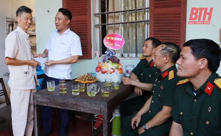 Công ty thăm hỏi và tặng quà bác Tô Văn Hạnh.