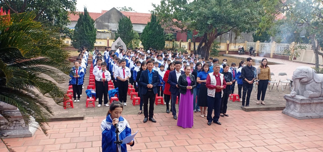 Trường THCS Tân Dân tổ chức hoạt động ngoại khóa cho học sinh tại Khu di tích lịch sử Đảng bộ thị xã